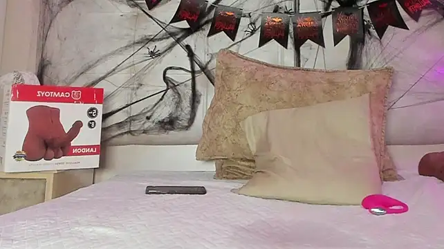 ThaliaWest live cam on StripChat