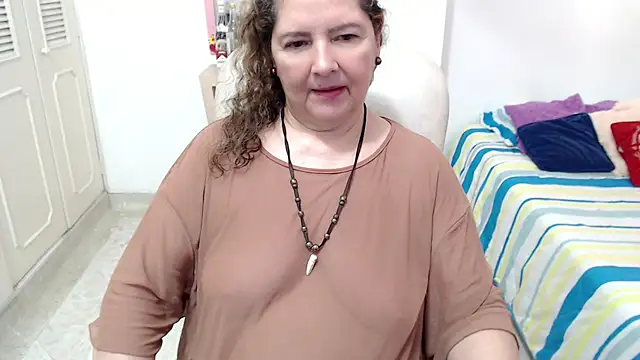 leonela_69 live cam on StripChat