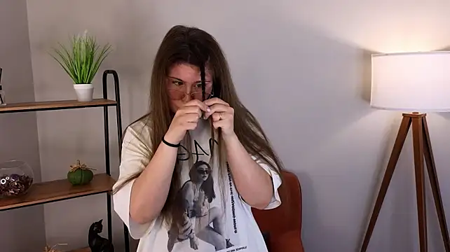 ItzelBolton live cam on StripChat