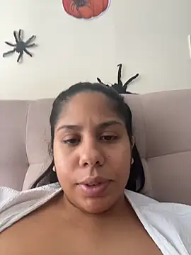downsonMia live cam on StripChat