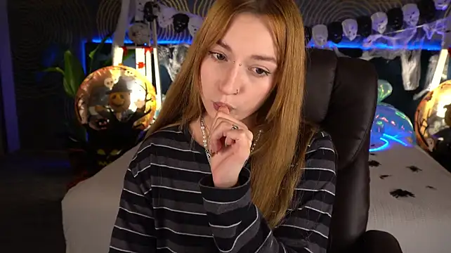 LizzaMoonn live cam on StripChat