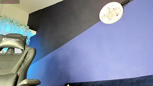 maxi_max0 live cam on StripChat