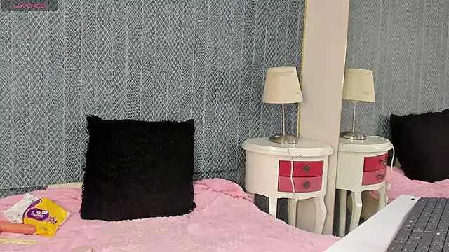 Ninanoir78 live cam on StripChat