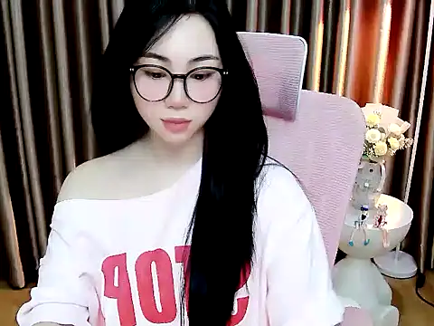 Helen_202 live cam on StripChat