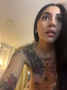 Nahial1 live cam on StripChat