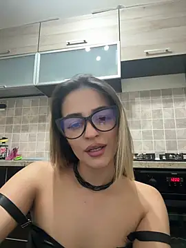 SelenaSweetie live cam on StripChat