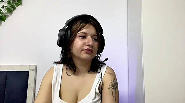 lourameinel (F young) - eye contact