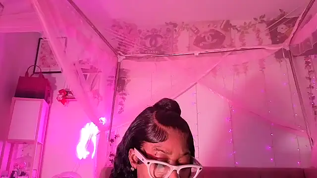 VixenCapri live cam on StripChat