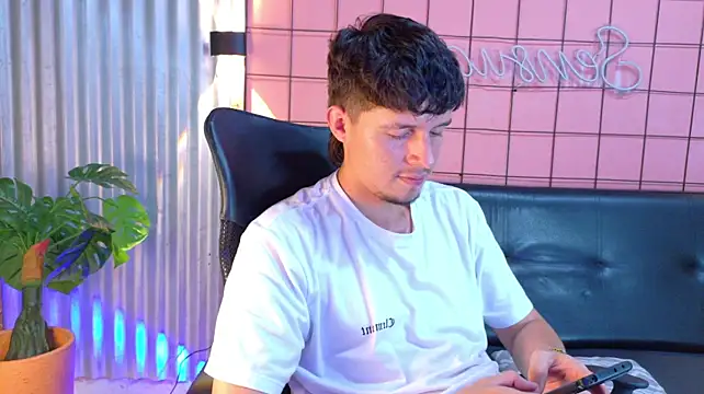 alejo_largo live cam on StripChat