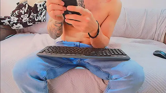 thomas_gun live cam on StripChat
