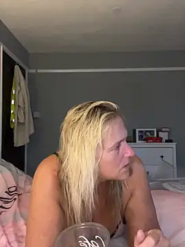 Blondnboujee53 live cam on StripChat