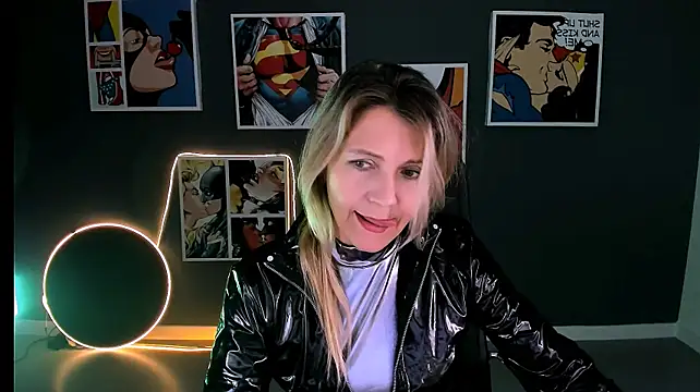 NicoleHitman live cam on StripChat