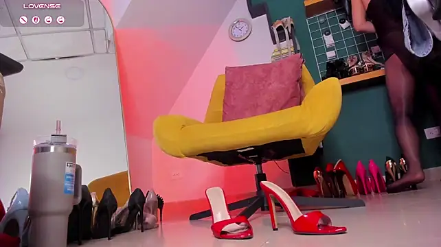 ashley_leon_ (F milf) - teasin leg + play with toes