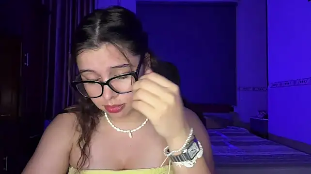 KayleneLoukanis live cam on StripChat