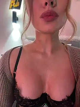 SIlviaBeyt live cam on StripChat