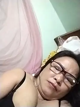 NAAYA8190 live cam on StripChat