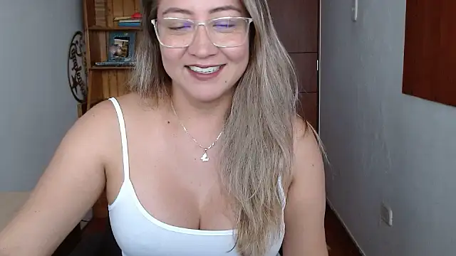 officialrosevelvett live cam on StripChat