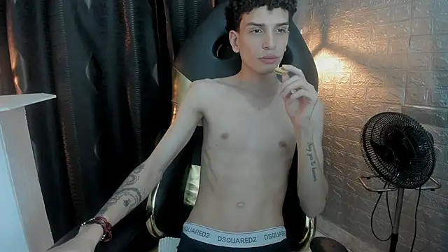 damian_22 (M young) - show cum in public