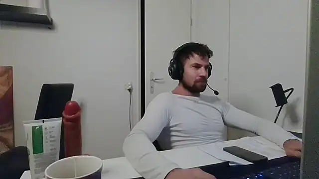 alpha-hunk live cam on StripChat