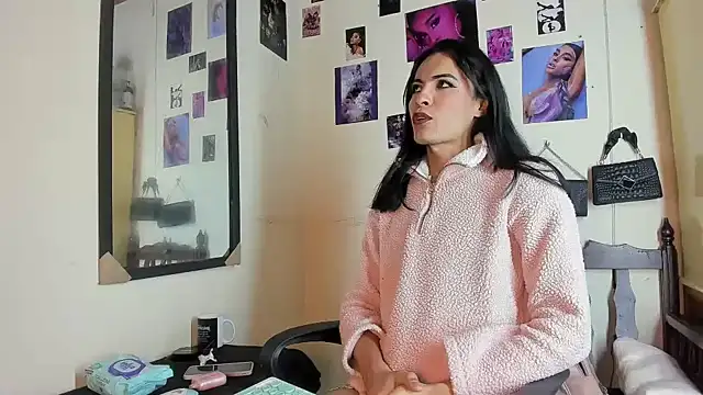 Aisha_hotts777 live cam on StripChat
