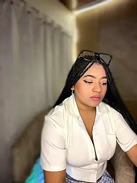 Saraa_M live cam on StripChat