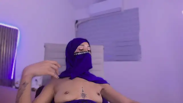 kiaraa_lux (F young) - suck dildo