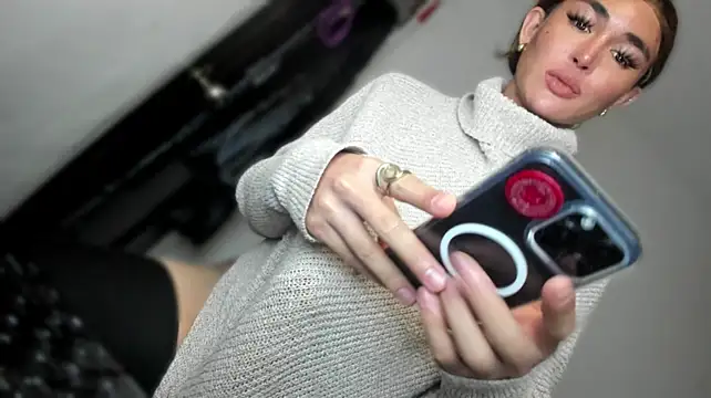 MistressNextDoor_ live cam on StripChat