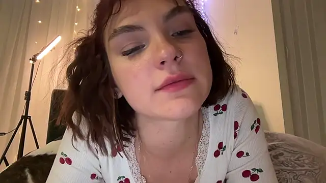 Lola_SweetShine live cam on StripChat