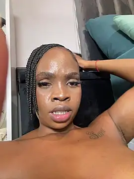 LuciousLips96 live cam on StripChat