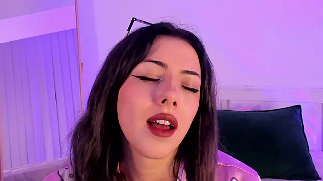 Naomi_MIki webcam