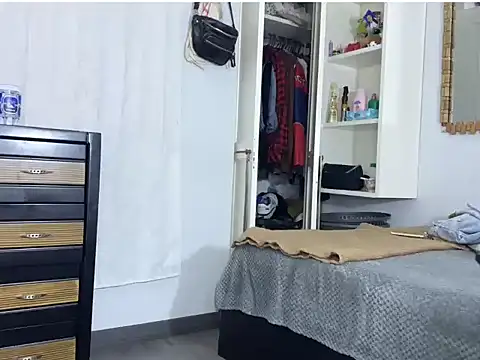 thomass1018 live cam on StripChat