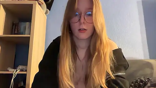 thepretiestgirlhere live cam on StripChat