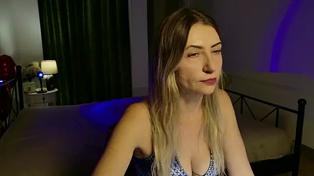 ZoeGrant live cam on StripChat