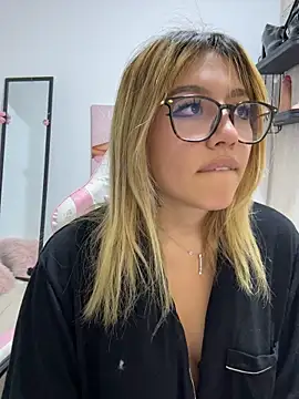 doll_liaa (F teen) - fingers in my pussy