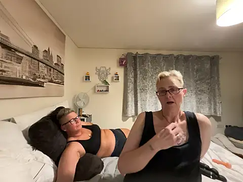Curvy-Jinx live cam on StripChat