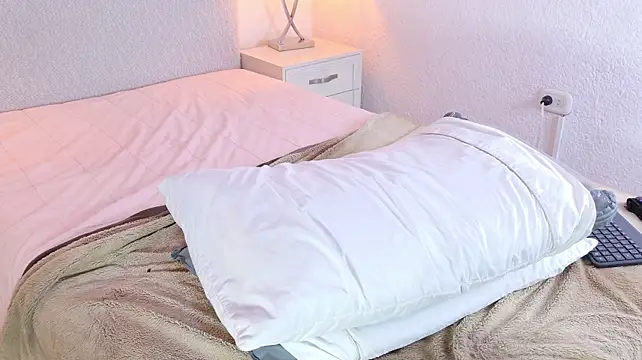 Nighframe_w live cam on StripChat