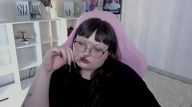 Niki_Glow live cam on StripChat