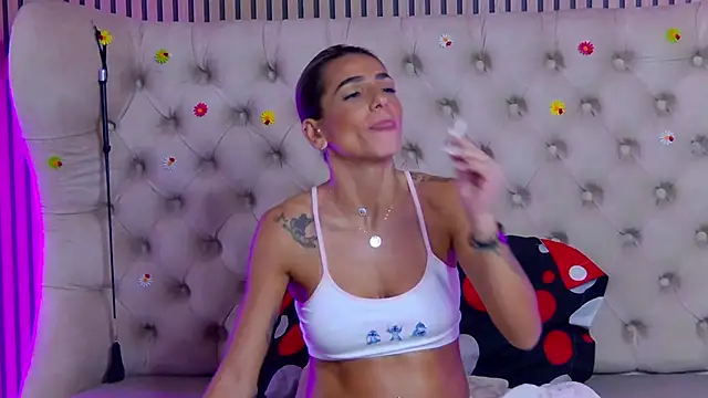 PlayfulShow live cam on StripChat