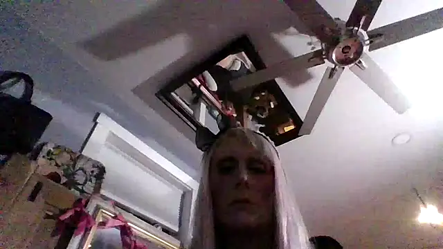 BeautifulBustyBlonde webcam