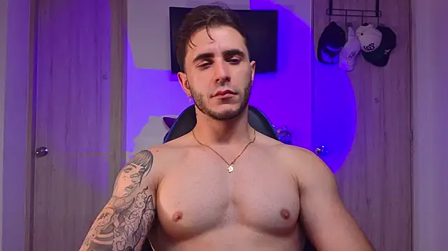Latino_stud4u live cam on StripChat