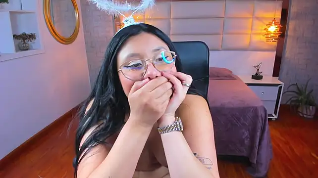 Lucia_Larson webcam