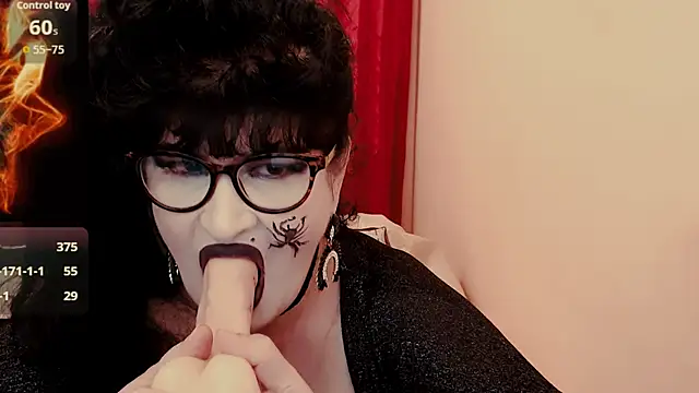 QuuenOfSin live cam on StripChat