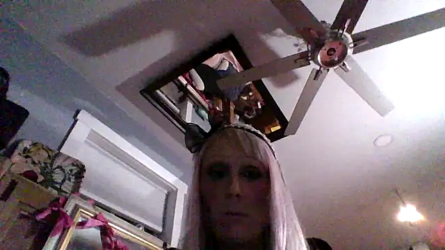 BeautifulBustyBlonde webcam