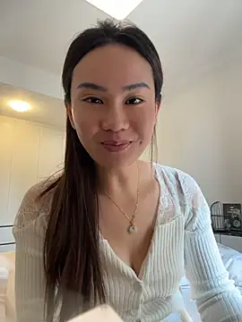 Yioyio-666 live cam on StripChat