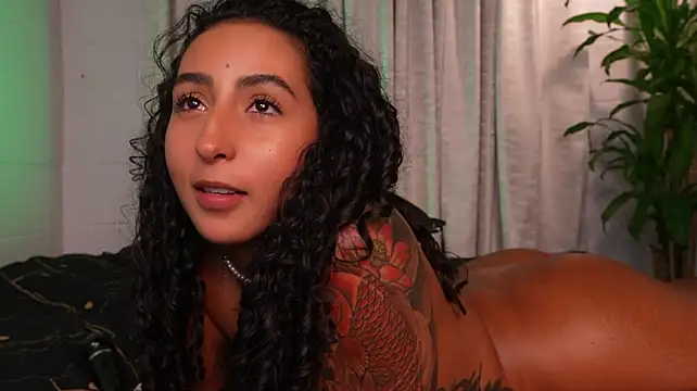 agatha_collins_ live cam