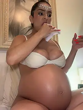 mau_white (F milf) - show tits and GLT 4PHOTOS TOPPLES