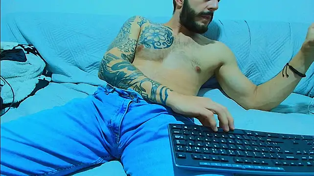 thomas_gun live cam on StripChat