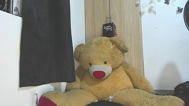 Saraa_Skinnyy live cam on StripChat