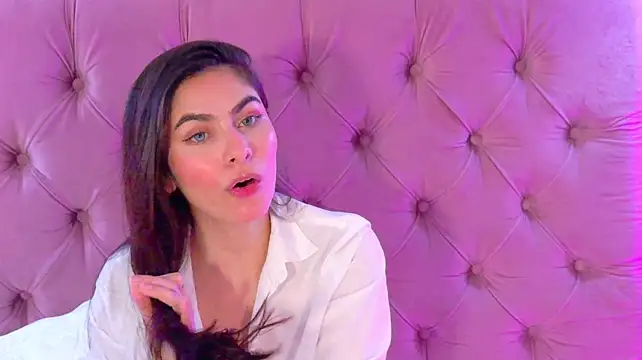 AnnLaurent live cam on StripChat