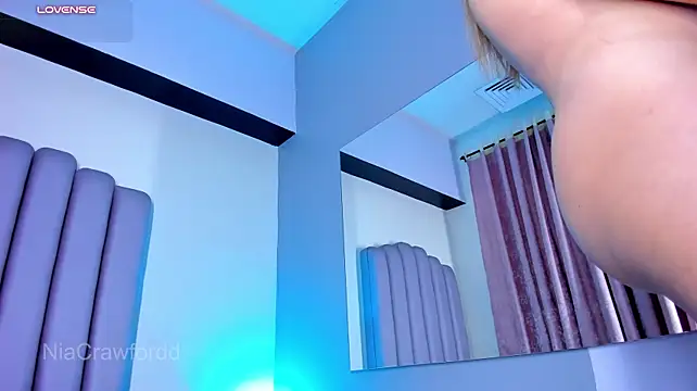 NiaCrawfordd live cam on StripChat